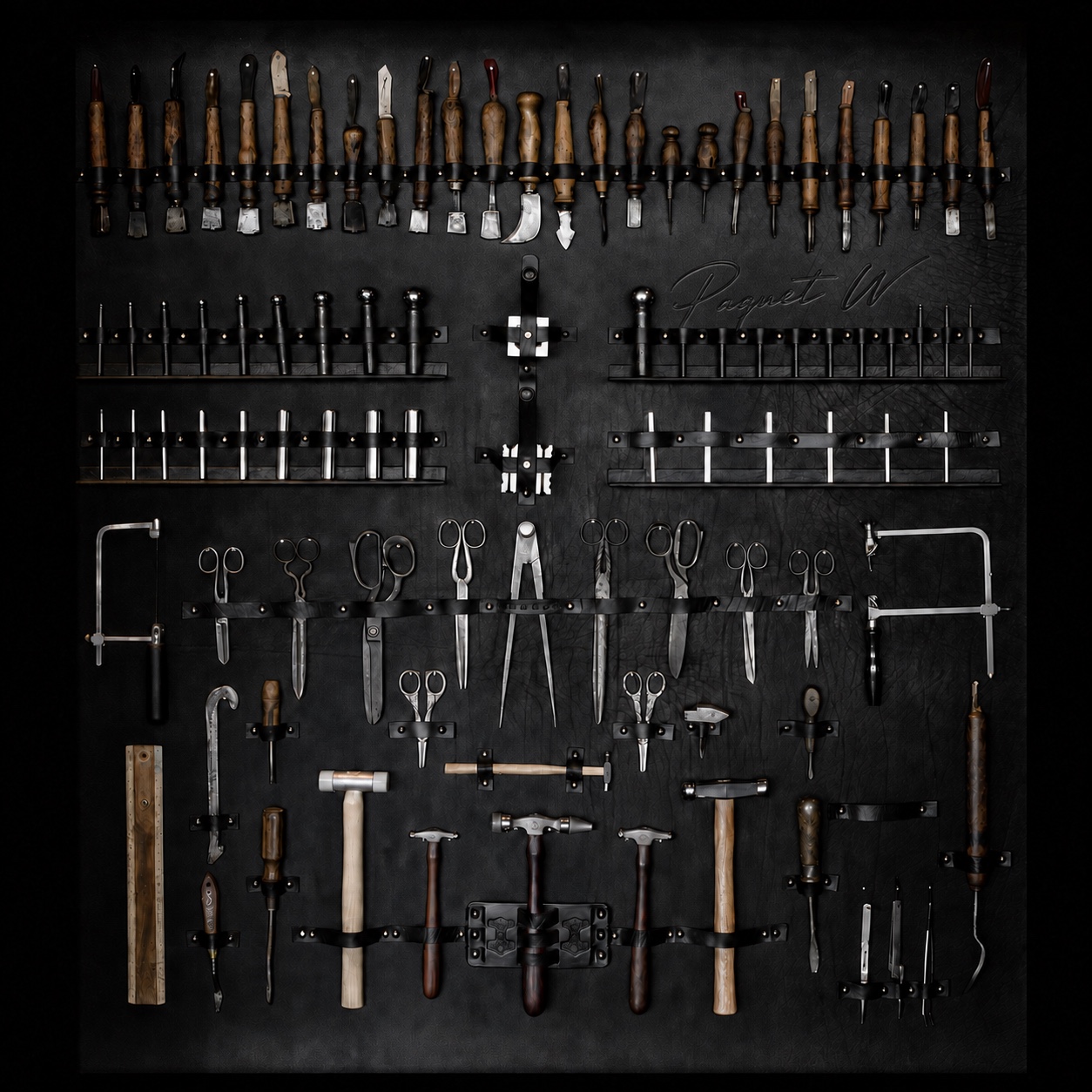 Mur d’outils de maître sellier signé Paquet W