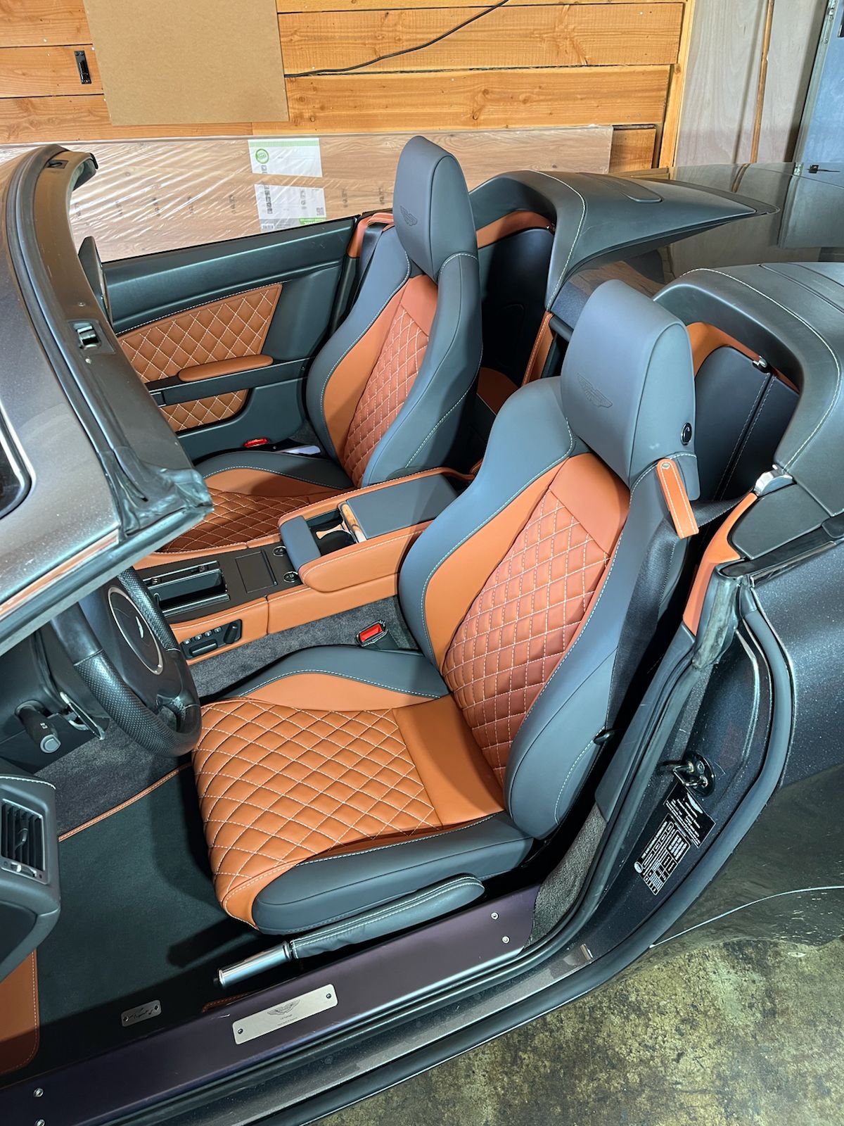 Sellerie automobile cognac et gris